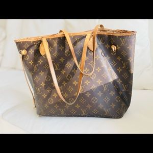 Luis Vuitton shoulder bag. 2008. Very vintage.